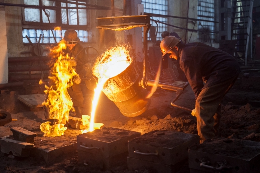 процесс заливки металла в формы работниками кузнечно-литейного участка   ООО Электропром